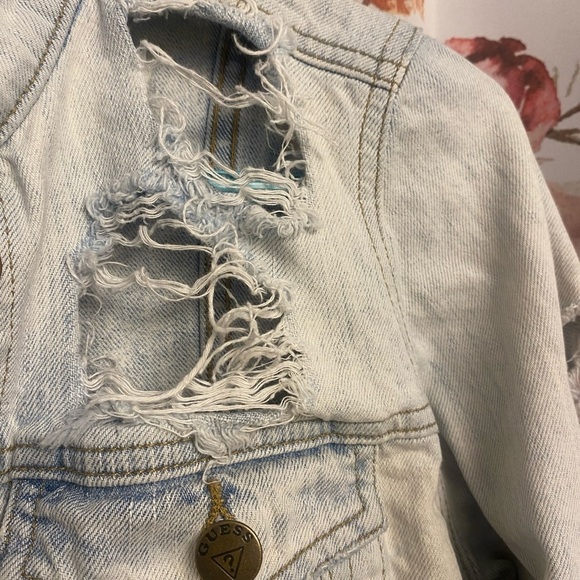 XS Guess distressed denim jacket​​​ - Picture 3 of 8